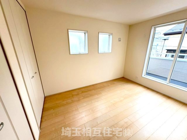 2階6帖　主寝室　バルコニーに面して開放感ある居住スペースです。