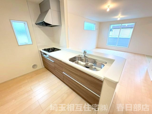 シンプルな意匠で使いやすいシステムキッチン。対面式キッチンで会話が弾みます♪