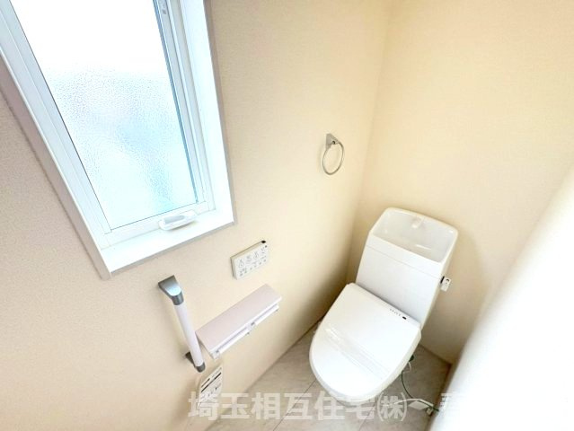 トイレは1階・2階それぞれに設置で便利です。温水洗浄機能付き。