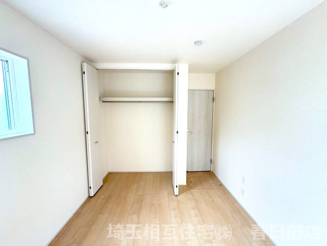 1階西側5．3帖　洋室　全居室に収納があるので物の置き場に困りません。