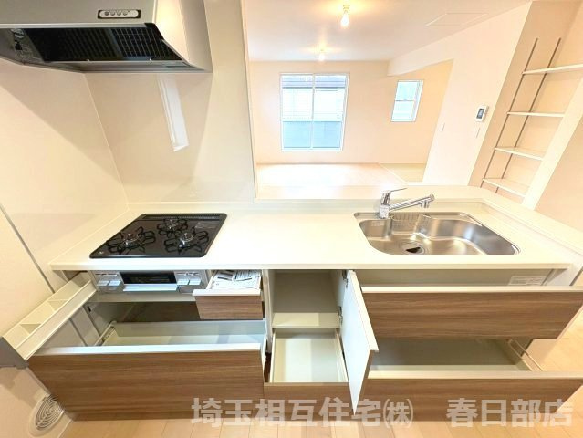 収納豊富で調理器具・調味料もスッキリ片づけられます。