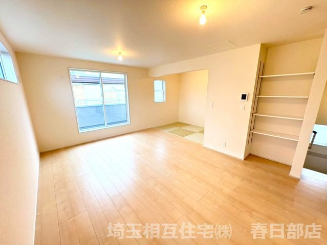 南東・南西の二面採光で開放感あふれる明るい空間です。