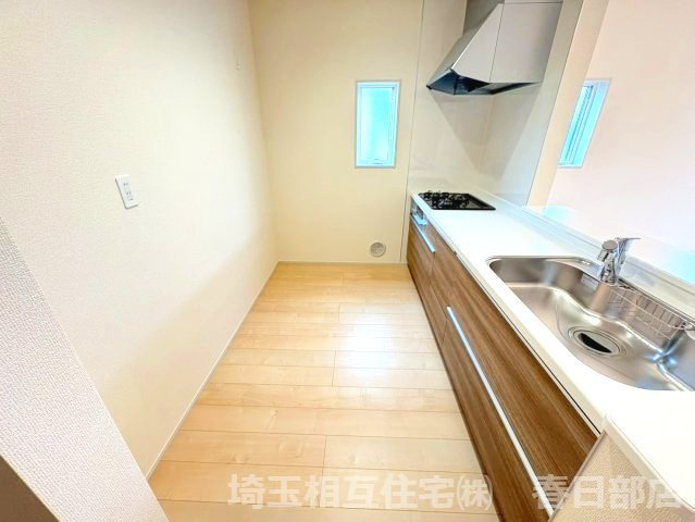 シンプルな意匠で使いやすいシステムキッチン。対面式キッチンで会話が弾みます♪