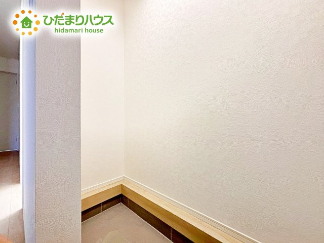 靴で溢れかえっていた玄関も、大きなシューズボックスと、玄関横のクロークでスッキリ解決！玄関は「その家の顔」とお考えの方にオススメの広さです。