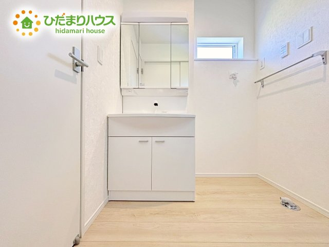 大きな三面鏡の独立洗面。鏡の後ろは収納となっているのでスッキリと整理できます！