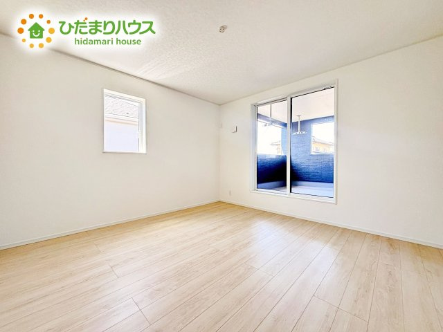 バルコニーに面していて、たっぷり光りの入る明るい主寝室です！