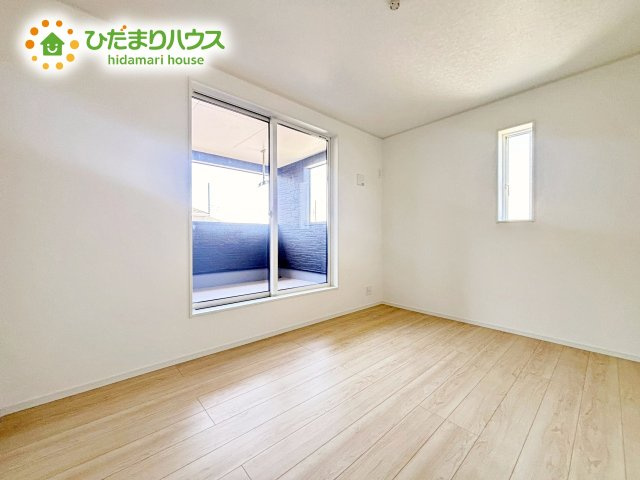 白い壁の洋室は、太陽の光だけでも十分明るく感じられますね