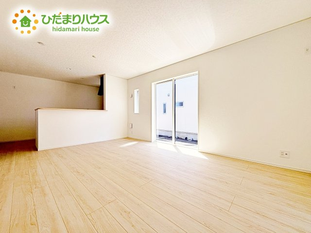 家族で長く過ごすのがリビング。南向きで明るく気持ちの良い空間です。カウンターに隣接してダイニングテーブルを設置することで配膳作業もラクラク！