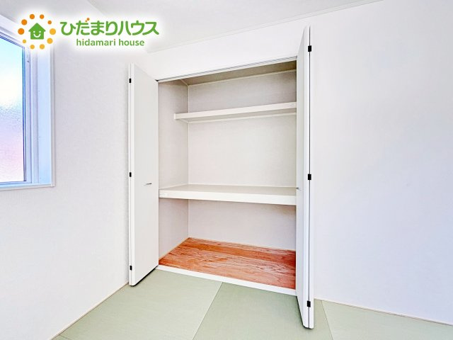 奥行きが広い収納スペースなので、お布団も楽々しまえますね！！