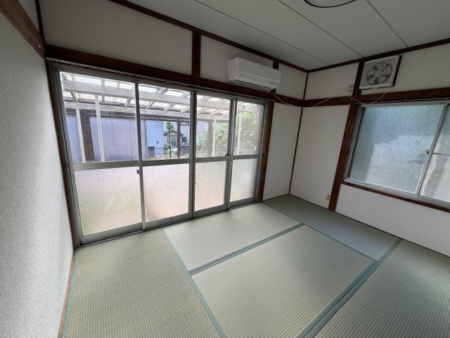 大きな掃き出し窓が特徴的な和室。2面採光のため室内は明るく、風通しも◎。エアコン付きで快適性が確保されており、寝室やリビングの延長、客間など、ライフスタイルに合わせて多目的に使えます。