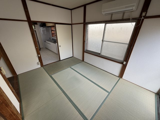もう1つの和室です。腰高窓と掃き出し窓の2面採光になっており、しっかり光を取り込みながら心地よい風が通り抜けます。エアコンも設置されているため、季節を問わず快適にお過ごしいただけます。