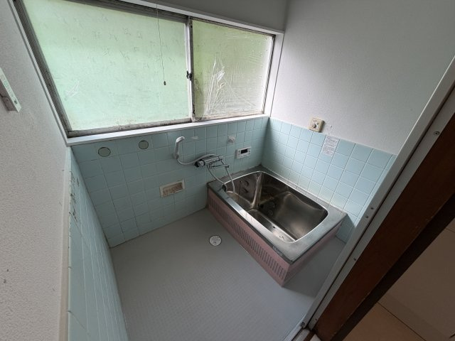 換気に便利な大きな窓が付いたタイル貼りの浴室です。湿気がこもりにくくお手入れしやすい構造。さらに浴室暖房機と換気扇が設置されており、冬場の冷え込みを和らげ、年中快適なバスタイムをサポートします。