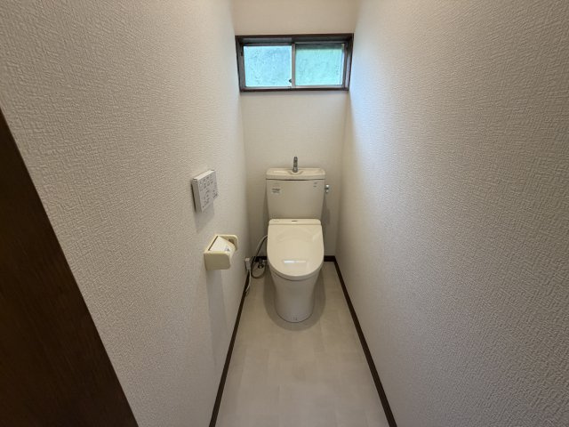快適に使える温水洗浄便座付きの洋式トイレです。床もキレイに張り替えられ、気持ちのよいトイレです