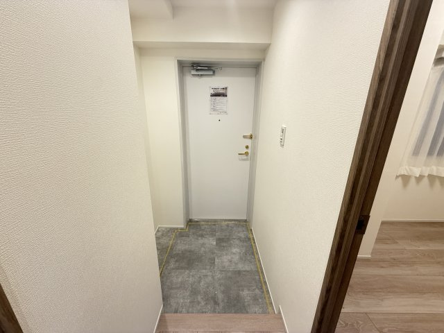 人感センサーのライト付きで、いつでも明るく迎えてくれる玄関。　