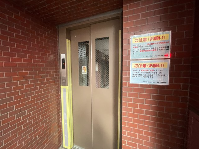 重たい荷物を持っていても、エレベーターがあれば安心です。　