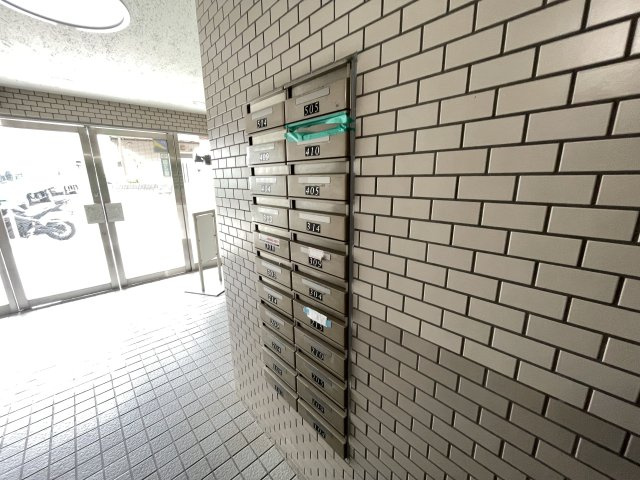 ダイヤル付きのポストでセキュリティ面も安心です。　