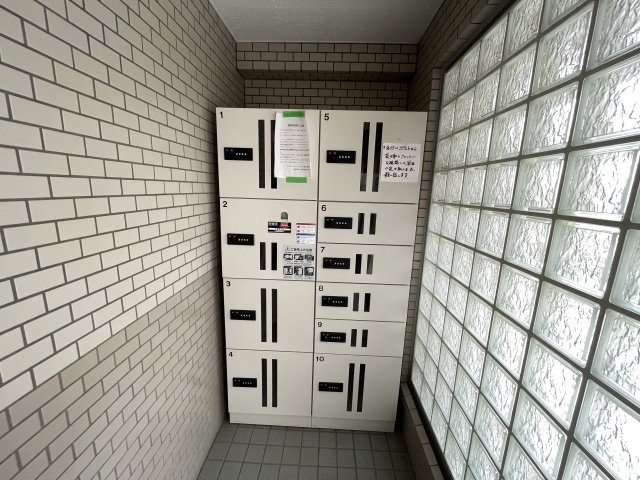 宅配ボックス付きで、忙しい方の荷物受け取りもスマートに。　