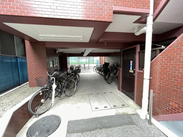 屋根付きの駐輪場で、サビや汚れの心配も不要。　
