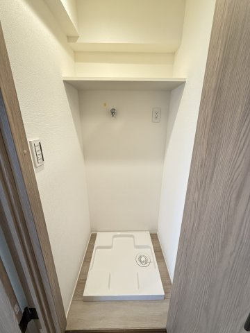 洗濯機置き場の上にも収納スペースがあり、小さなお子様の洗剤等の誤飲も心配不要。　