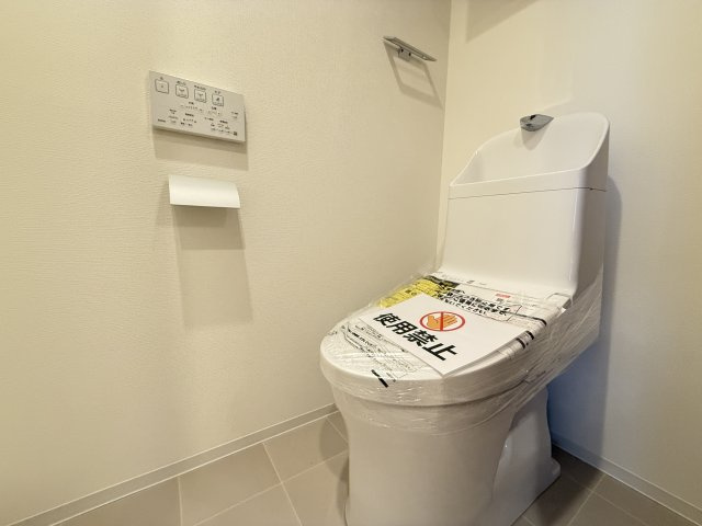 温水洗浄便座付きの清潔感あるトイレは、落ち着いた空間に。　