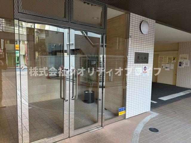 目の前にはグルメなお店が並んでいる通り沿い