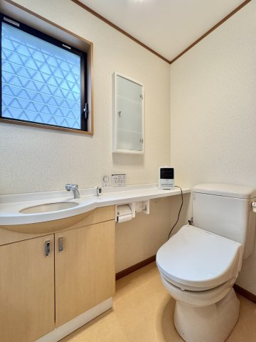 トイレは各階に設置されており、忙しい朝の時間帯もスムーズに使用可能です。　