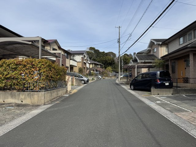 前面道路は車がほとんど通らないので、小さいお子さんがいる家庭でも安心できますね。　
