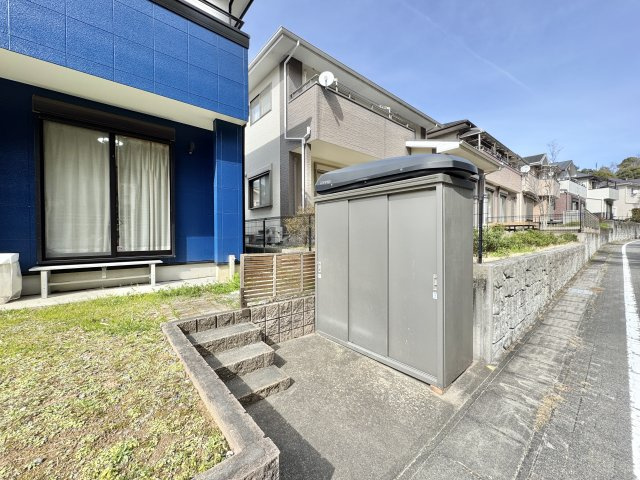 南側のお庭の横には、あったら嬉しい屋外収納です。