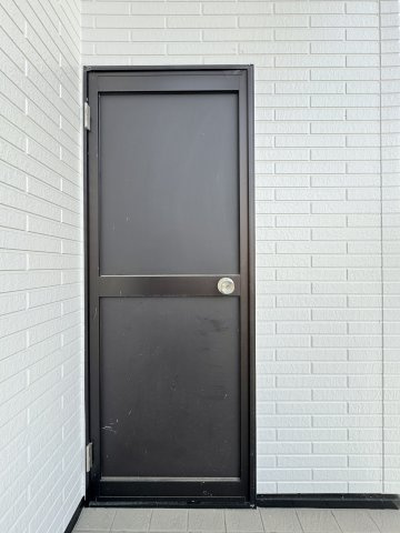 玄関の横には物置スペースがあります。