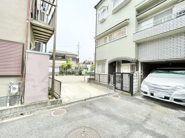 前面道路含む現地写真です