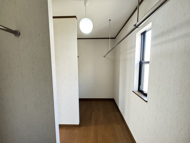 ゆとりあるWICは、収納力の高さが魅力。お気に入りの洋服や荷物を整理しやすく、居室を美しく保てる便利なスペースです。