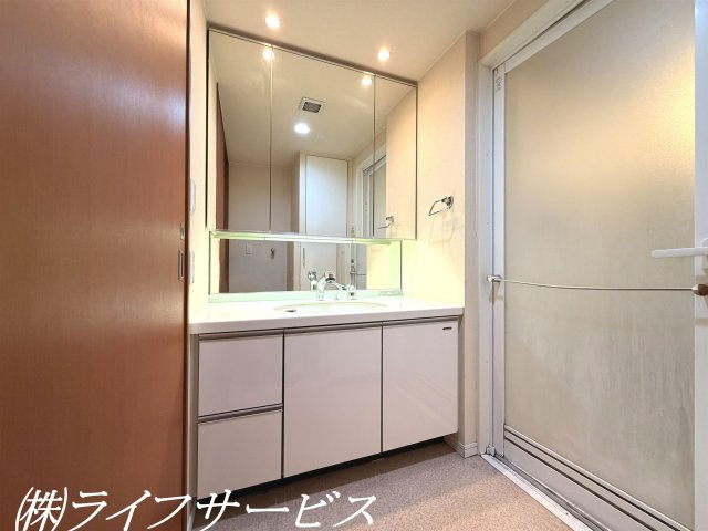 三面鏡付シャワー洗面化粧台／小物類の収納充実しています！洗面室はリネン庫もございます！