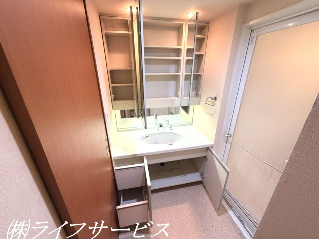 三面鏡付シャワー洗面化粧台／小物類の収納充実しています！洗面室はリネン庫もございます！