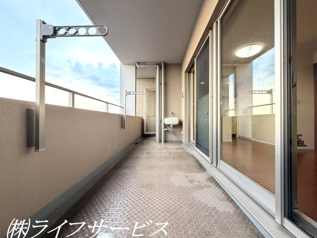 バルコニー／南西向きのバルコニーにつき陽当り良好！スロップシンクがあり、お掃除や水やりに便利です！