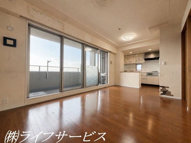 リビングルーム14.0帖／南西向きにつき陽当り良好！最上階12階部分につき開放的です！床暖房あり！