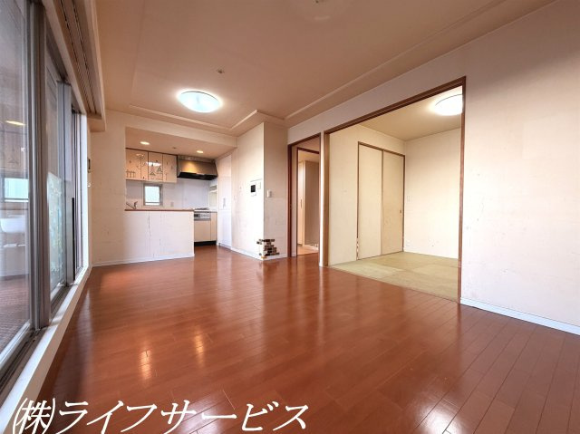 リビングルーム14.0帖／南西向きにつき陽当り良好！最上階12階部分につき開放的です！床暖房あり！
