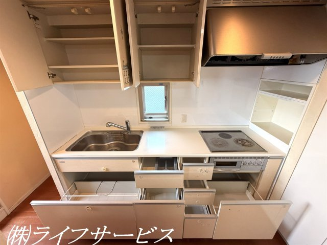 キッチン収納部分充実しています！サイドに収納棚、パントリーもございます！