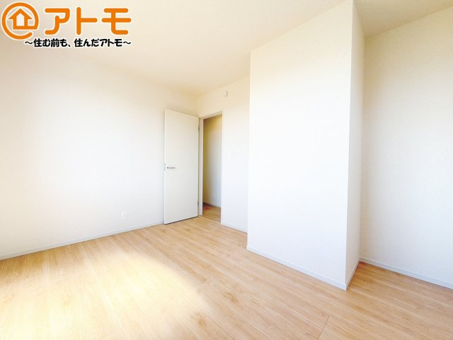 壁と床がシンプルな色合いだからこそ自分だけの空間を作れます♪お部屋作りのイメージは順調でしょうか♪