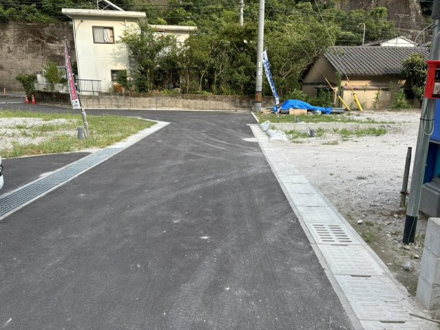 アスファルト舗装されたきれいな前面道路です。