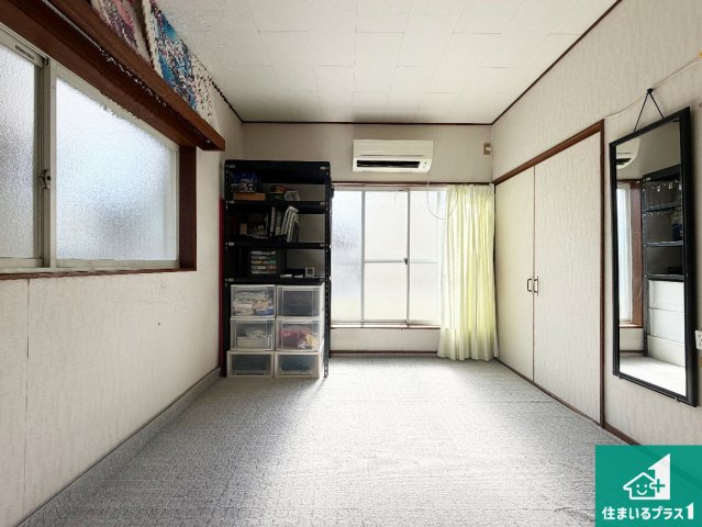 シンプルかつ開放的な窓のある洋室！　