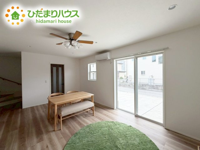 奥行き感あるLDK。一体の空間ながらほどよい距離を保ち、家族がおもいおもいに好きな場所で寛げます。