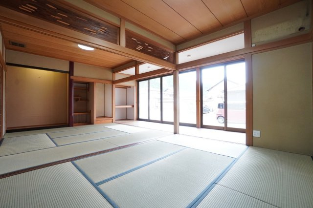 1階和室。畳の表替え、襖・障子の張替えを行います。※リフォーム途中の写真です。