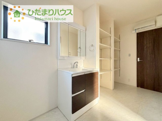 三面鏡の大きな鏡は憧れます(^^♪鏡の後ろは収納となっていて、細かいものでも収納できるのでスッキリと整理できます！