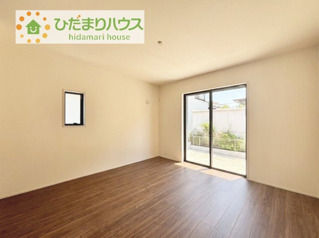 南向きで、たっぷり光りの入る明るい主寝室です！