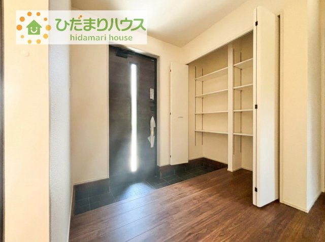 毎日「行ってきます」「ただいま」をいう玄関は明るく光が差し込みます♪