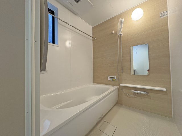 1坪タイプの浴室です。明るく清潔感があります。浴室暖房乾燥機も標準装備
