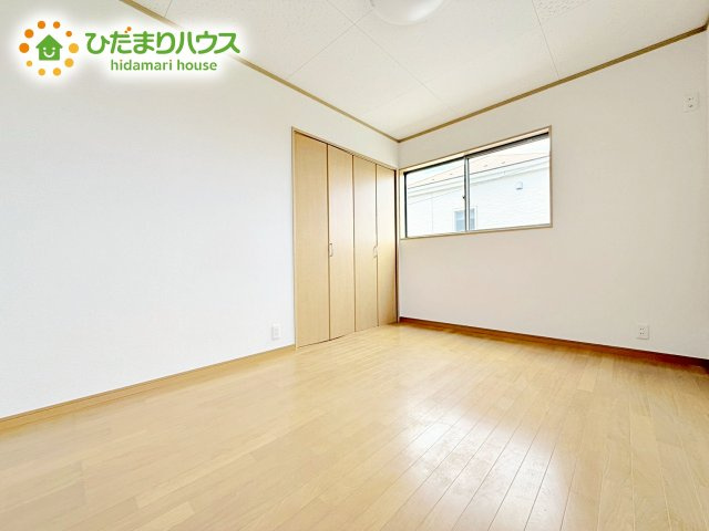 室内には収納スペースもあり、衣類や小物類をたっぷり収納可能。お部屋をより広くお使いいただけます。