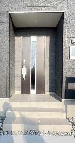 屋根付き玄関です