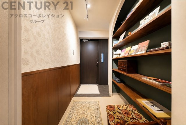 ゆとりある玄関ホールには、デザイン性の高い造作棚を設置。お気に入りの本や雑貨を飾って、自分らしい空間を演出できます。来客を上質に迎える、ホテルライクな玄関です。