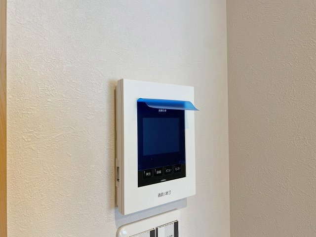 防犯面でも大きな安心感をもたらすTVモニター付きインターホン。室内から来訪者の顔をしっかりと確認してから対応できるため、お子様のお留守番や夜間の訪問時にも大変安心です。